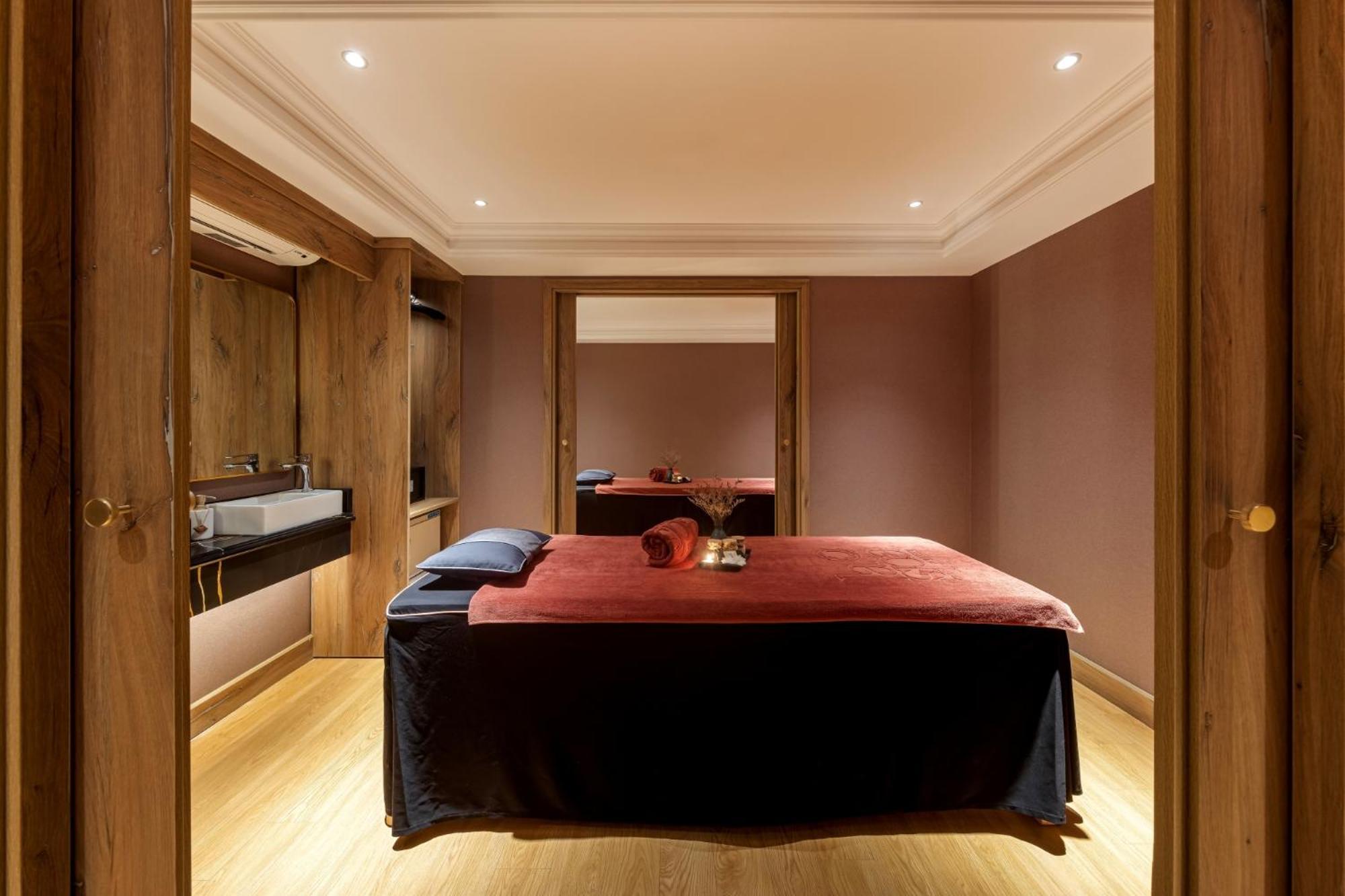 La Siesta Classic Hang Thung هانوي المظهر الخارجي الصورة A treatment room at The Dorchester
