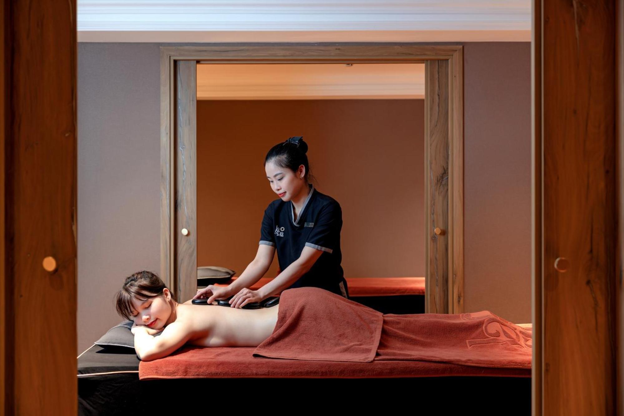 La Siesta Classic Hang Thung هانوي المظهر الخارجي الصورة A woman receiving a massage