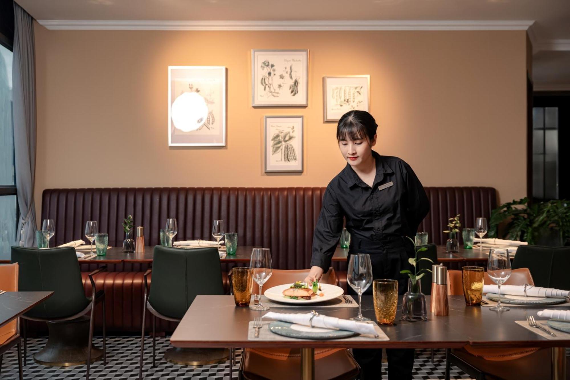 La Siesta Classic Hang Thung هانوي المظهر الخارجي الصورة A server at work