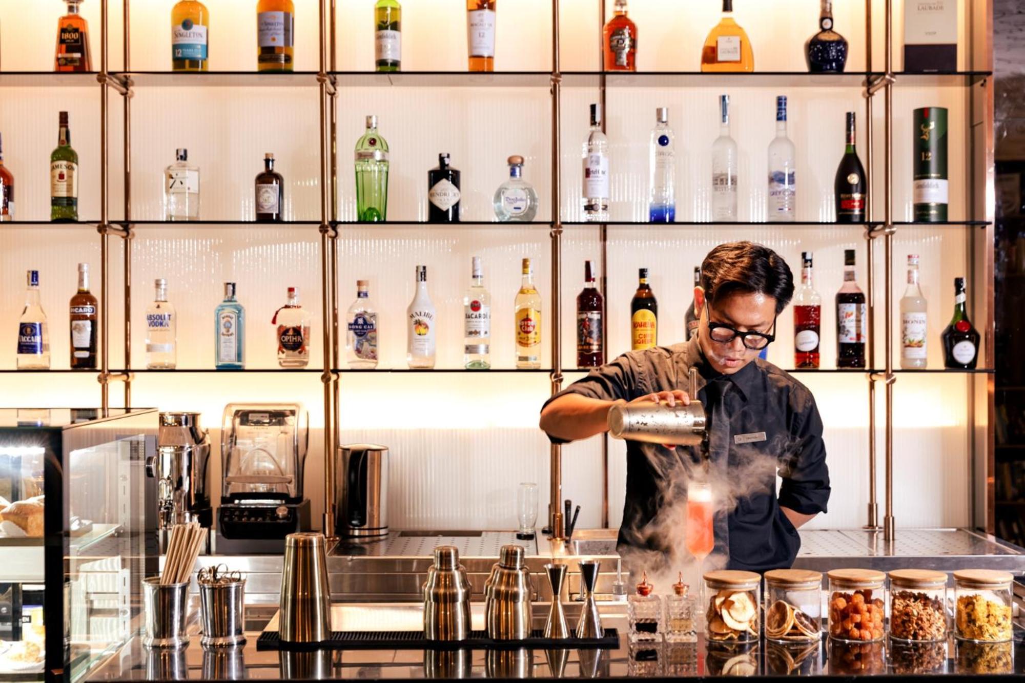 La Siesta Classic Hang Thung هانوي المظهر الخارجي الصورة A bartender at work