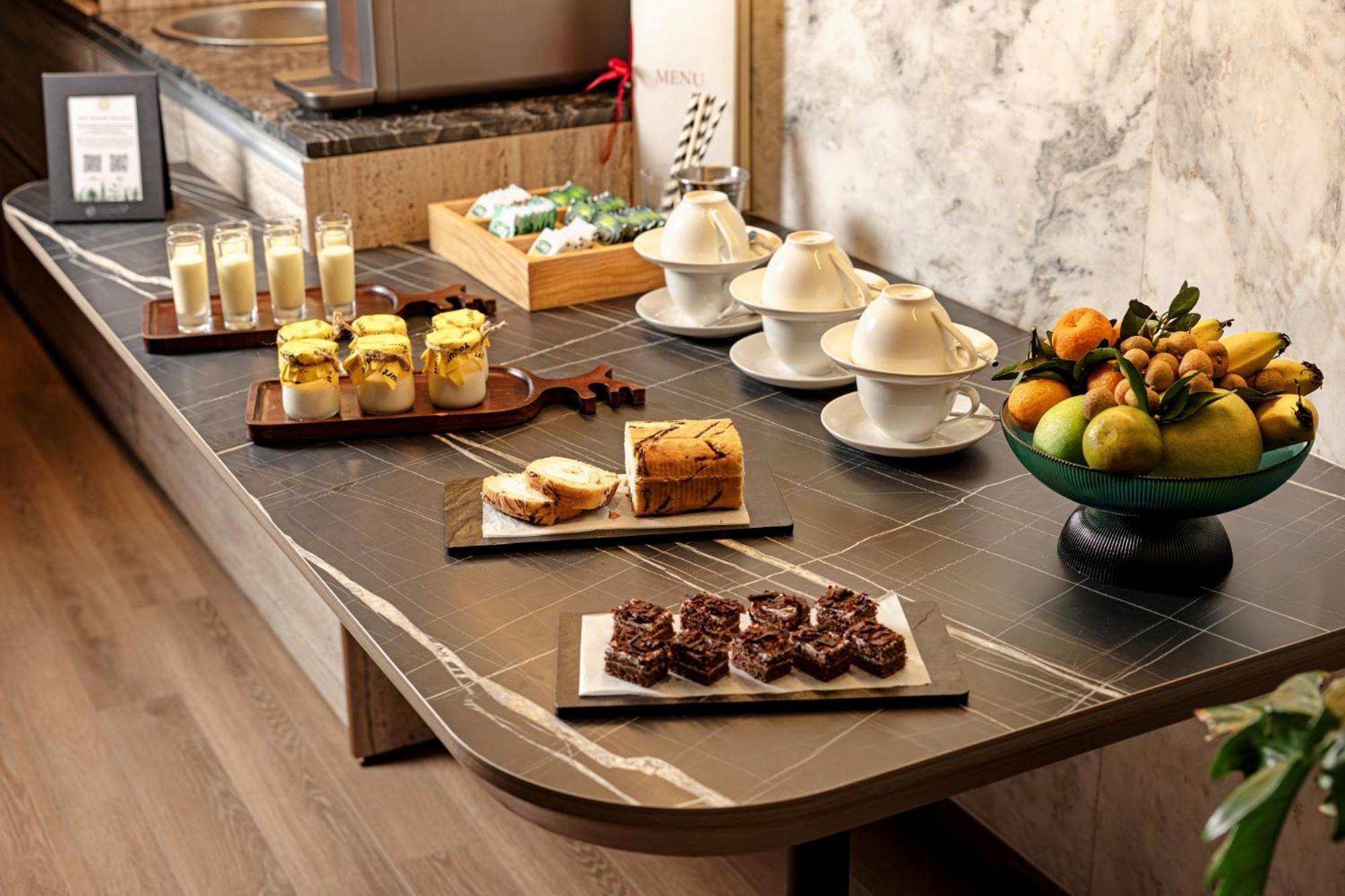 La Siesta Classic Hang Thung هانوي المظهر الخارجي الصورة A buffet with a selection of desserts